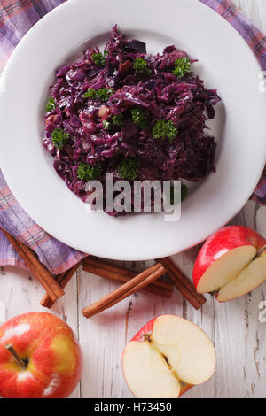 geschmorter Rotkohl mit Äpfeln hautnah auf einem Teller. vertikale Ansicht von oben Stockfoto