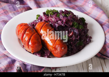 Würstchen grillen mit gedünsteten Rotkohl Nahaufnahme auf dem Tisch. horizontale Stockfoto