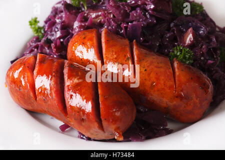 geschmorter Rotkohl und gegrillten Würstchen Closeup auf einem Teller. horizontale Stockfoto