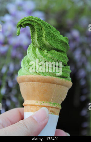 Grüner Tee (Matcha) Eis mit Matcha-Pulver-Topping in einem Kegel in Uji, Japan Stockfoto