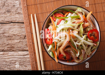 Asiatische Schweinefleisch Ohren Salat mit frischem Gemüse in einer Schüssel auf dem Tisch. Horizontale Ansicht von oben Stockfoto