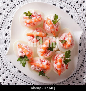 Eiern gefüllt mit Garnelen und Frischkäse hautnah. Ansicht von oben Stockfoto