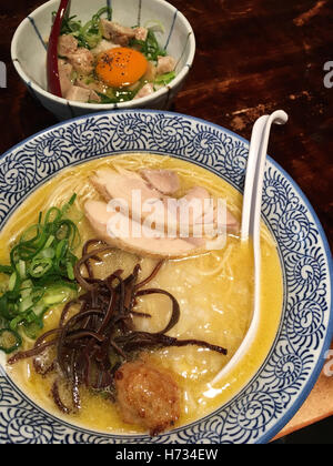 Japanische Ramen mit geschnittenem Huhn, grüne Zwiebel, Fleisch Ball und schwarze Pilz im Restaurant in Kyoto, Japan Stockfoto