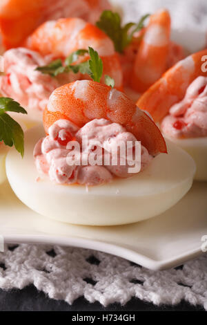 Eiern gefüllt mit Garnelen, Käse und Kaviar Makro auf einem Teller. vertikale Stockfoto