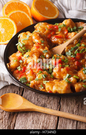 Leckere orange Chicken Closeup auf einem Teller auf den Tisch. vertikale Stockfoto