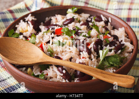 Gallo Pinto: Reis mit roten Bohnen in eine Schüssel Nahaufnahme auf dem Tisch. horizontale Stockfoto