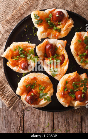 Leckere Muffins mit Wurst und Käse auf einen Teller Nahaufnahme. vertikale Ansicht von oben Stockfoto