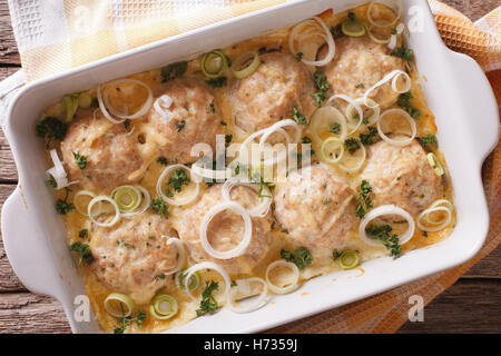 Huhn-Kugeln überbacken mit Käse Soße Closeup. horizontale Ansicht von oben Stockfoto
