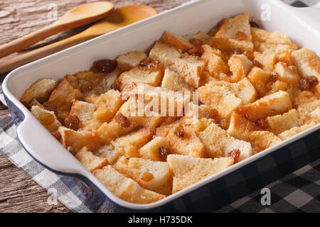 Frisch gebackenes Brot-Pudding mit Rosinen hautnah in Auflaufform auf den Tisch. horizontale Stockfoto