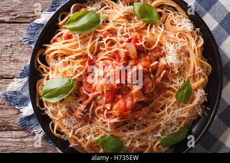 Spaghetti mit Nahaufnahme Amatriciana Soße auf einem Teller auf den Tisch. horizontale Ansicht von oben Stockfoto