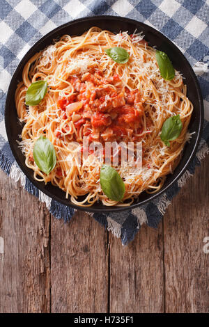Spaghetti mit Amatriciana Soße auf einem Teller auf den Tisch. Vertikale Ansicht von oben Stockfoto
