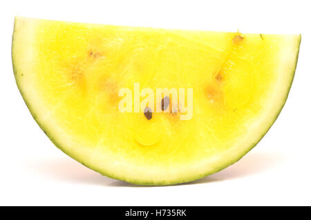 gelbe Wassermelone Slice isoliert auf weißem Hintergrund Stockfoto