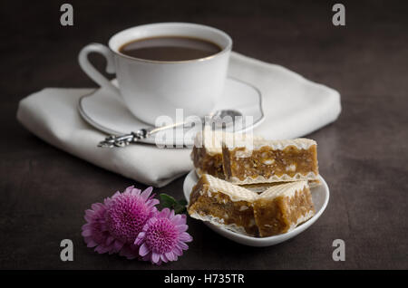 Nahaufnahme von Wafern Blätterteig-Kuchen mit Karamell und eine Tasse Kaffee Stockfoto