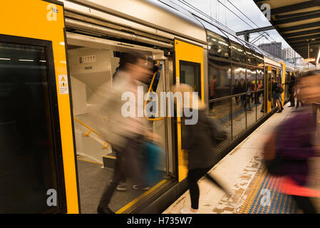 Leute steigen in einen Vorortzug der Tangara-Klasse am Central Station in Sydney, Australien ein und aus Stockfoto