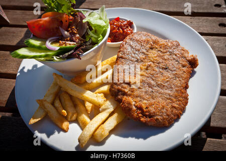 Känguruh Schnitzel serviert Türen im Prairie Hotel, Parachilna, South Australia. Stockfoto