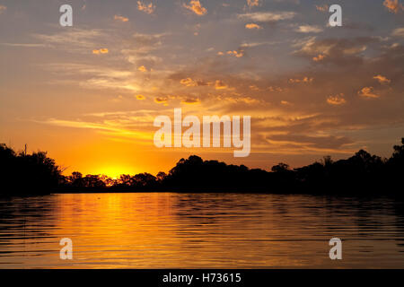 Sonne über Murray River in der Nähe von Mildura, Victoria. Der Murray River bildet die Grenze zwischen Victoria und New South Wales. Stockfoto