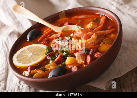 Traditionelle russische Suppe Soljanka Closeup in einer Schüssel auf dem Tisch. Horizontale Stockfoto