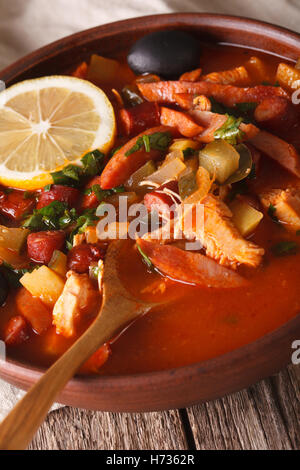 Soljanka - russische traditionelle Fleischsuppe in Schüssel Nahaufnahme vertikal Stockfoto