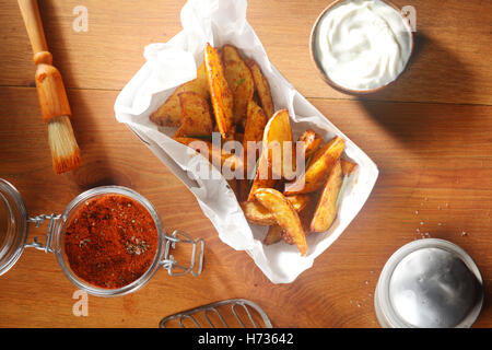 Restaurant essen Nahrungsmittel Salz Gewürz amerikanischen braun bräunlich Brünette Vintage Holzplatte Soße Cafeteria würzig getrocknete Pulver Stockfoto