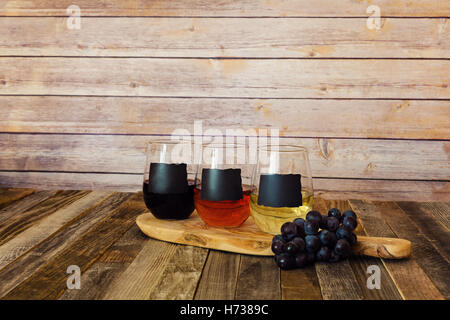 Weingläser in einer Reihe auf schwarzem Hintergrund Stockfotografie - Alamy