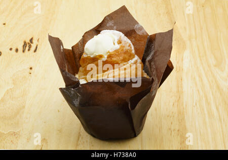 Nahaufnahme der Cruffin Crème brûlée auf Holz Hintergrund Stockfoto