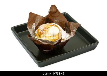 Cruffin Crème brûlée in schwarze Platte auf weißem Hintergrund Stockfoto