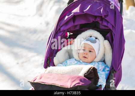 glückliches Baby Junge sitzt im Kinderwagen spazieren Stockfoto