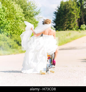 Frau Beine geben Sie Laufwerk zeigen romantische Hochzeit Hochzeit Hochzeit Zeremonie Hochzeit Zeremonie Lebenspartnerschaft europäischen kaukasischen Stockfoto