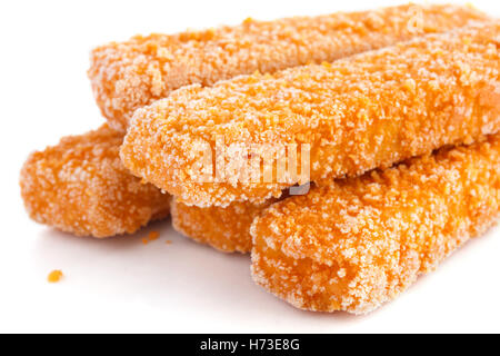 Gefrorenes Brot paniert Fischstäbchen auf weiß. Stockfoto