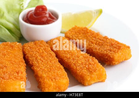 Golden Gebratene Fischstäbchen mit Zitrone und Tomatensauce. Stockfoto