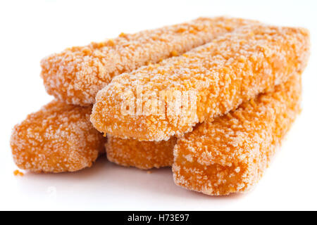 Gefrorenes Brot paniert Fischstäbchen auf weiß. Stockfoto