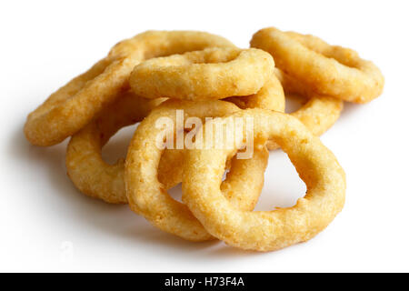 Haufen von tiefen gebratenen Zwiebeln oder Calamari Ringe isoliert auf weiss. Stockfoto