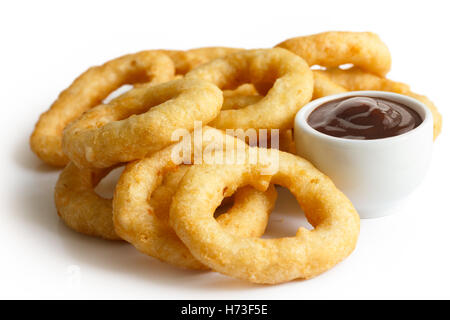 Haufen von tiefen gebratenen Zwiebeln oder Calamari Ringe mit Barbecue-Dip, isoliert auf weiss. Stockfoto