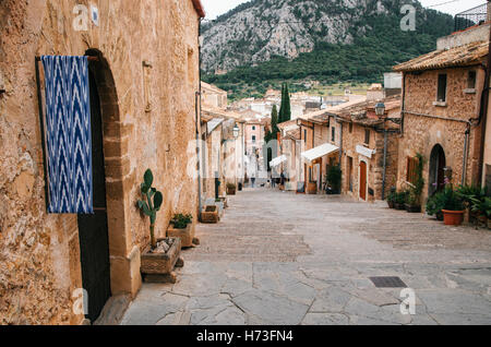 Lange Treppe Via Crusis mit vielen Schritten der Kalvarienberg-Kirche aus der Mitte von Pollensa, Mallorca. Stockfoto