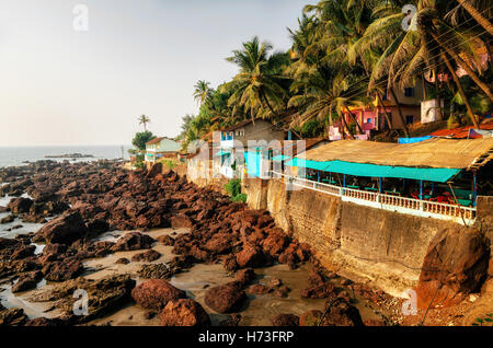 Arambol Rock mit Gasthäusern und Hütten Café am Rande der Klippe. Nord-Goa, Indien Stockfoto