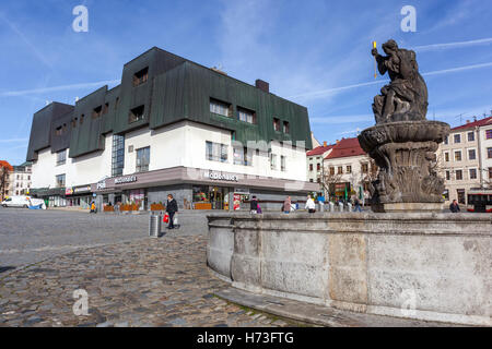 Jihlava, Masaryk-platz mit dem Kaufhaus vor, Brutalist Stil, Tschechische Republik Stockfoto