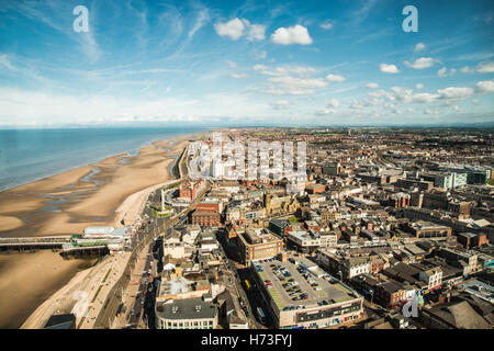 mit Blick auf die Sehenswürdigkeiten von Blackpool auf dem Horizont vom Turm oben Ray Boswell Stockfoto