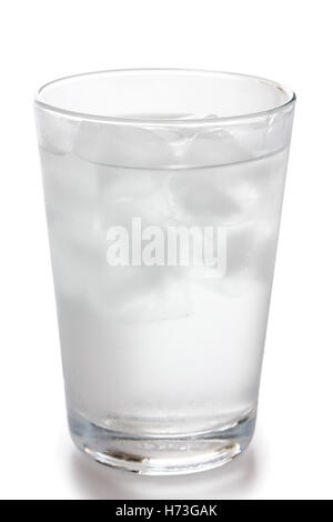 Detail der ein einfaches Glas Wasser mit schwimmende Eiswürfel Stockfoto