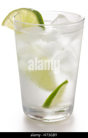 Detail der ein einfaches Glas Wasser schwimmende Eiswürfel mit Limettenscheibe Stockfoto