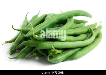 Gesamte französische grüne Bohnen isoliert auf weiss. Stockfoto