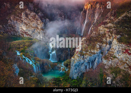 Plitvice-Wasserfall im Herbst. Bild des Wasserfalls befindet sich im Nationalpark Plitvice, Kroatien während Herbst Dämmerung. Stockfoto