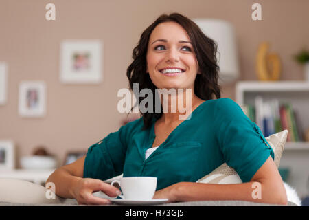 Frau Hausbau Lachen Lachen Lachen Twit kichern Lächeln Lächeln lachen lachend lächelnd Lächeln Tee schön Stockfoto