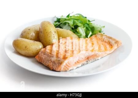 Gegrilltes Filet vom Lachs auf Teller mit grünem Salat und Kartoffeln. Stockfoto