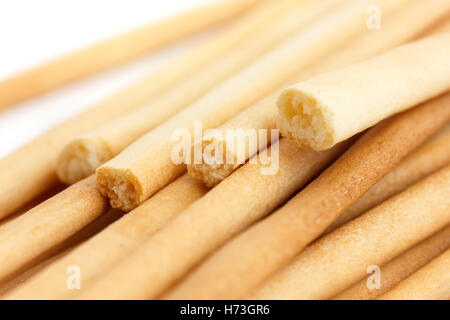 Dünnes Grissini auf weiß. Mit Krume sichtbar gebrochen. Stockfoto