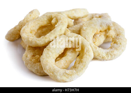 Haufen von gefrorenen roh angeschlagenen Zwiebel oder Calamari Ringe isoliert auf weiss. Stockfoto
