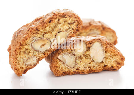 Klassische italienische Biscotti mit Nüssen auf weiß. Stockfoto