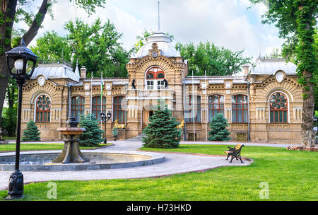 Die elegante Villa Prinz Romanov ziert Bronzefiguren von Hirschen und Jagdhunde, Taschkent, Usbekistan. Stockfoto