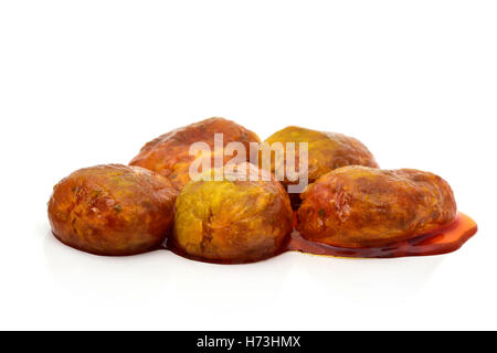 einige geschälte Kaktusfeigen Früchte im eigenen Saft, auf weißem Hintergrund Stockfoto