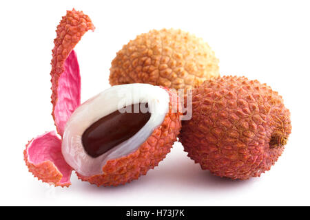 Litschis mit Pip, Haut und Fleisch. Auf weiß. Stockfoto