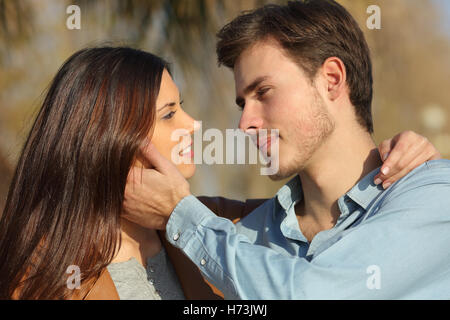 Paar in der Liebe bereit, in einem Park zu küssen Stockfoto